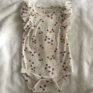 Used once crème flower onesie. Brand:Cat&Jack Size:0-3 months
